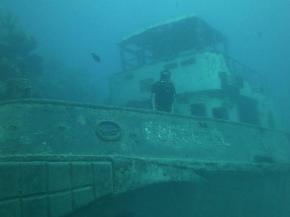 Posando para fotos no deck de navio afundado no litoral sul de Bermuda